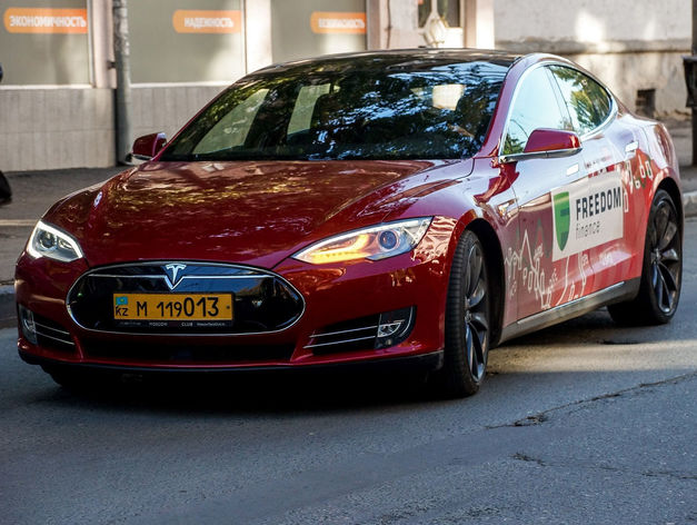 «Фридом Финанс» повысила интерес к инвестированию в ценные бумаги через гонки на Tesla 