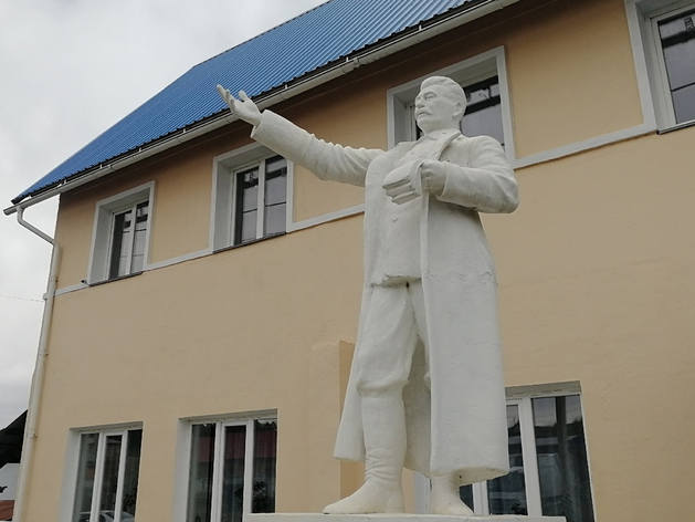 Самовольно установленный памятник Сталину в Кусе — один из примеров «народной реабилитации» вождя.