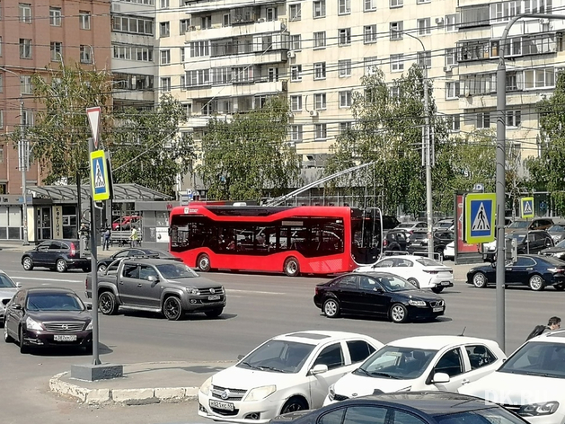 По центру Челябинска поехали новые красные троллейбусы. Фото