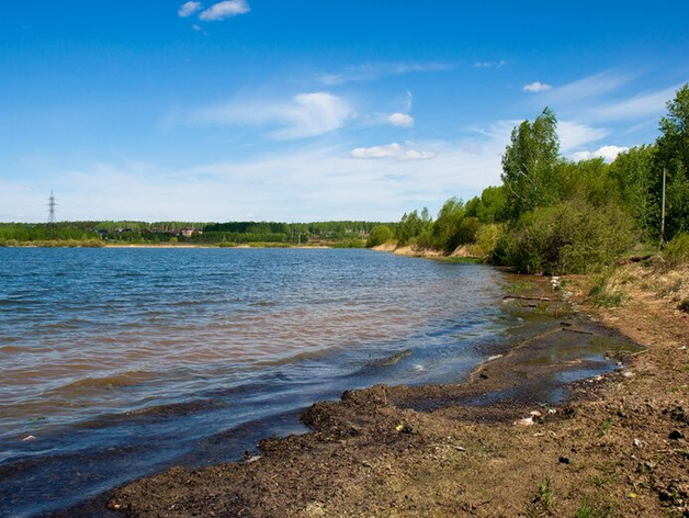 Пруд в Челябинске засыпали строительным мусором