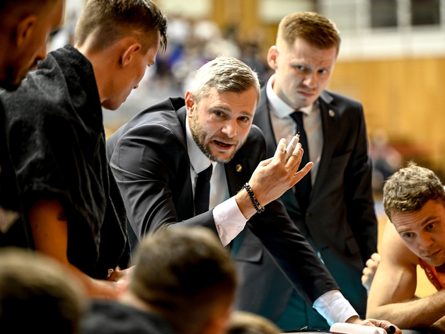 Руководство челябинского баскетбольного клуба расторгло контракт с главным тренером