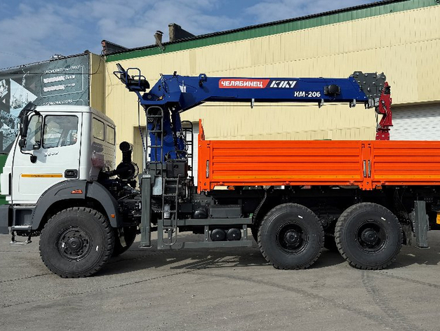 Челябинский завод представил новую спецтехнику с КМУ для промышленников и аграриев
