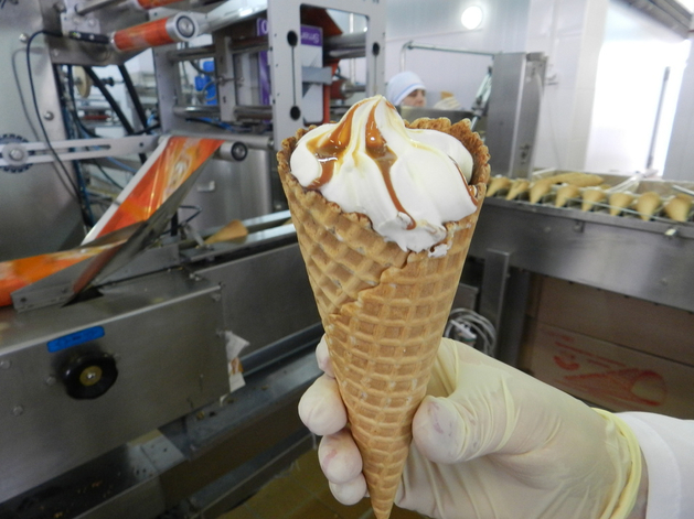 В Челябинске показали, как варят мороженое