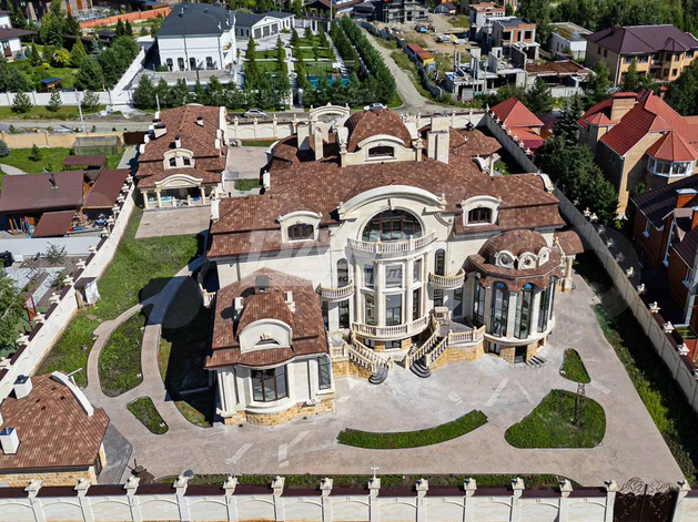 Особняк премиум-класса выставили на продажу в Челябинске 