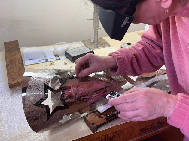 Поставщик Кремля из Челябинской области расширяет производство сувенирного оружия
