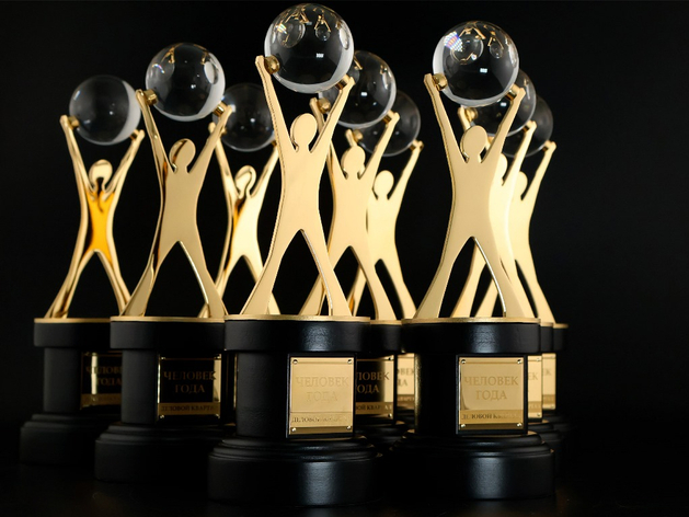 «Человек года — 2025»: награды для победителей создала компания «Арт-Грани»