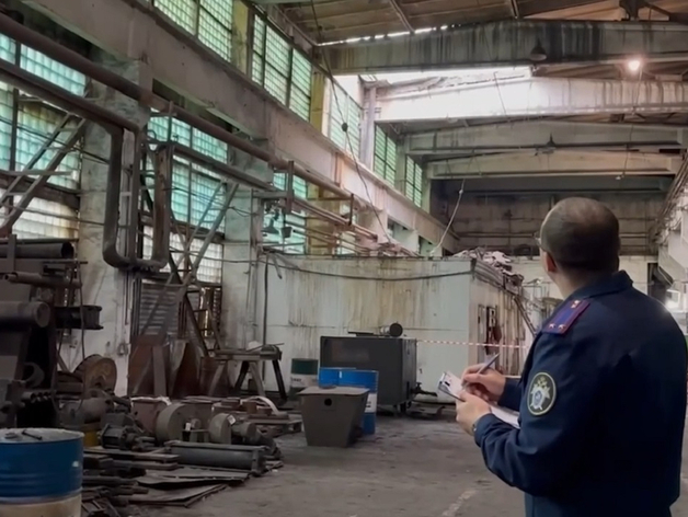 На предприятии в Челябинске обрушилась железобетонная плита, пострадал рабочий
