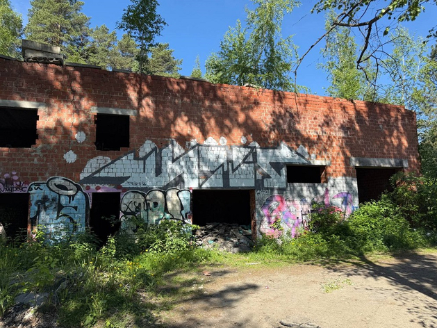 Суд назначил экспертизу заброшенных зданий возле лыжной базы в городском бору
