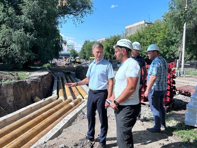 Александр Астахов слева на фото Александр Астахов слева на фото